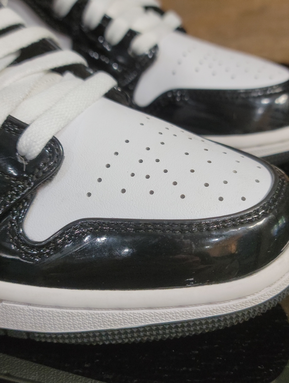 Nike Air Jordan 1 Mid SE "Patent Black White Gold" Mens 9 Ships Today - Picture 11 of 16
